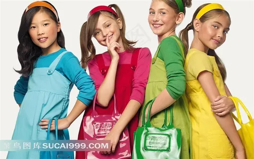休闲彩装提包包的微笑女孩