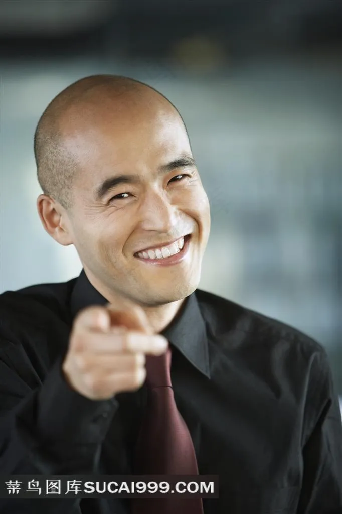 穿着衬衫的光头职场男士特写