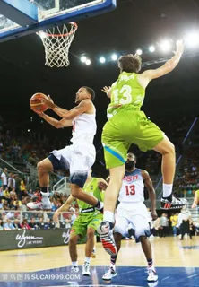 跳起上篮的库里