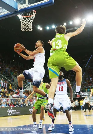 跳起上篮的库里