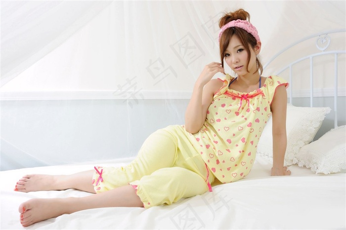 恋床的可爱美女素材图片