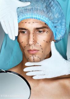 男人照镜子看自己的脸部画线整容图片