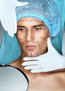 男人照镜子看自己的脸部画线整容图片