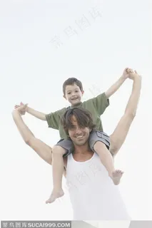 在海边坐在爸爸肩膀上的外国男孩