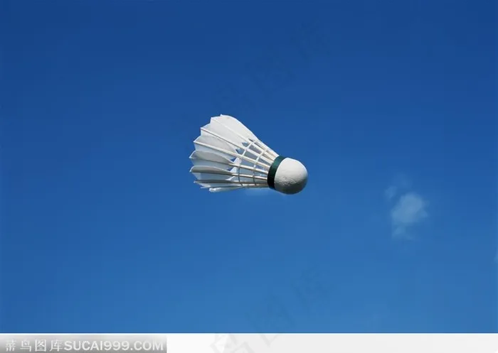 蓝天下的羽毛球