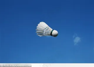 蓝天下的羽毛球