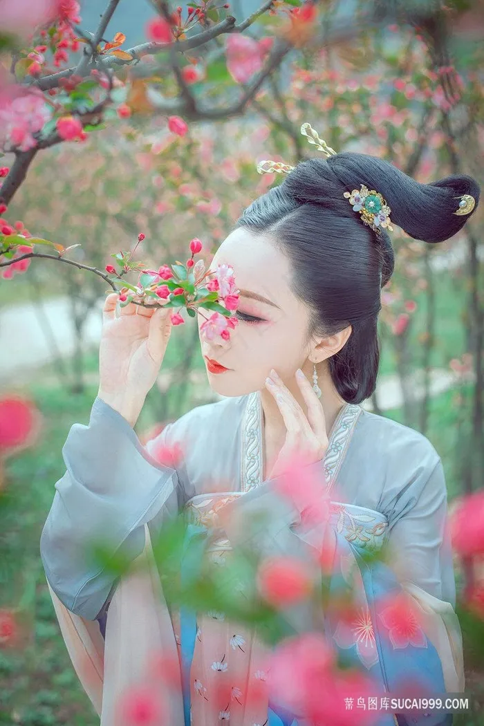 赏花的高清唯美古装美女艺术摄影图片