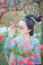 赏花的高清唯美古装美女艺术摄影图片