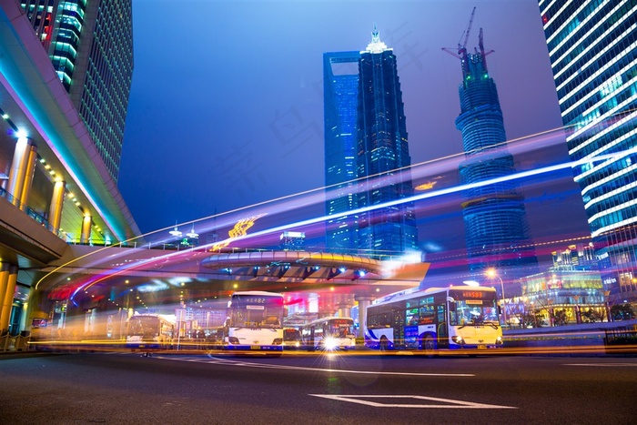 繁华城市道路交通夜景图片