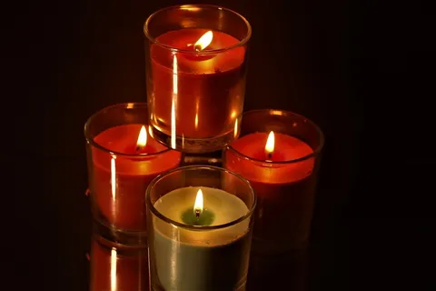 红色蜡烛燃烧图片 红色蜡烛燃烧图片