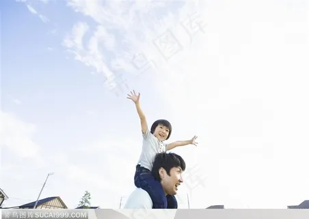 幸福的一家-在爸爸肩膀上做飞翔姿势的男孩