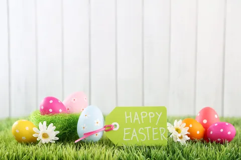 复活节快乐草坪的彩蛋的背景