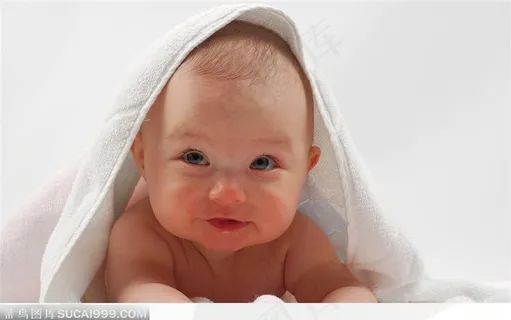 围着浴巾爬着走的婴儿小宝贝