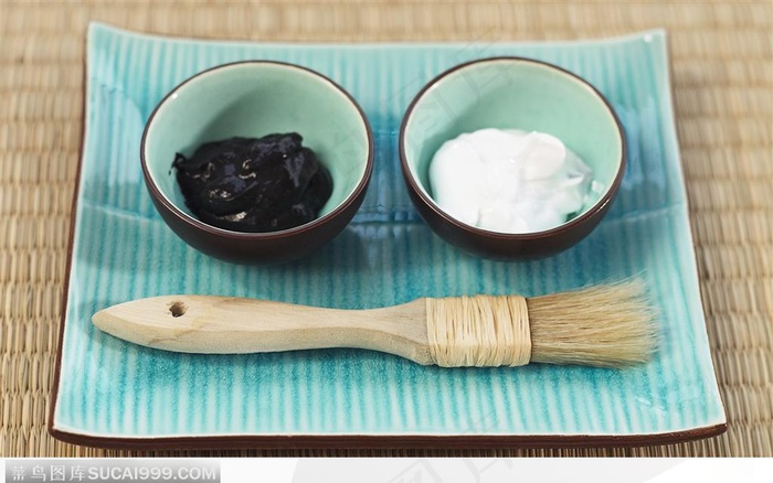 SPA美容静物用品用具--盘中的刷子和两碗面膏