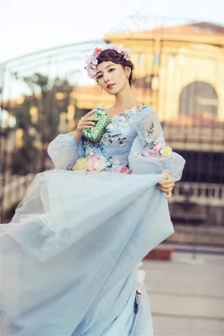 挽起淡蓝色礼服的美女