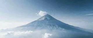 雪山山脉云层云端意境冰山，自然风景冬天蓝天白云摄影图