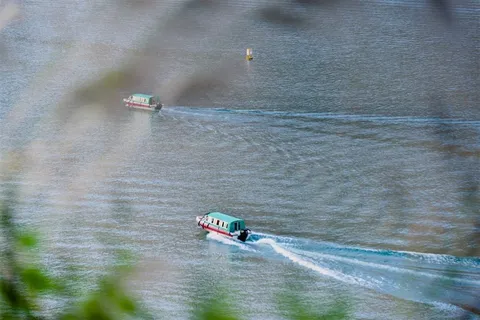 湖泊里的游船 湖泊里的游船