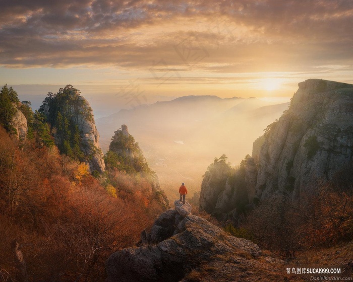 日出山峰云山云海美景图