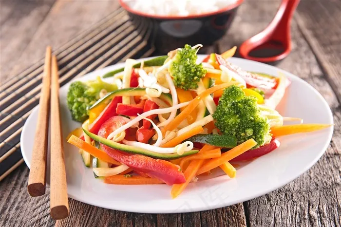 一盘西兰花胡萝卜条