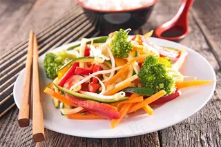 一盘西兰花胡萝卜条