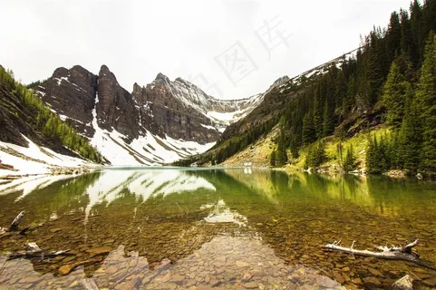 湖水像一面镜子 湖水像一面镜子