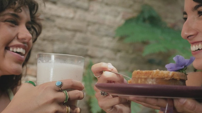 在咖啡馆约会的两个女孩的脸