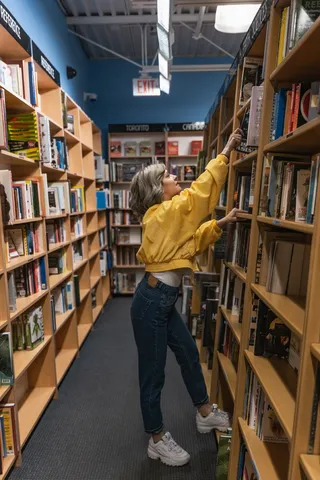 图书馆里美女图片