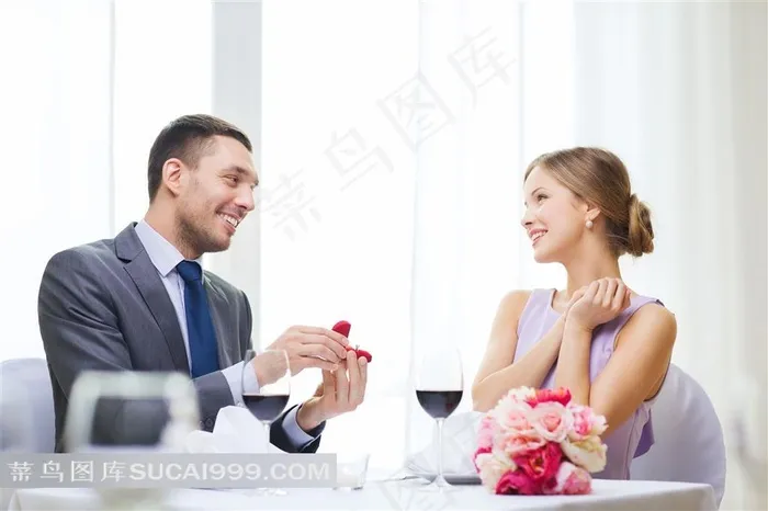国外帅哥向美女献求婚钻戒