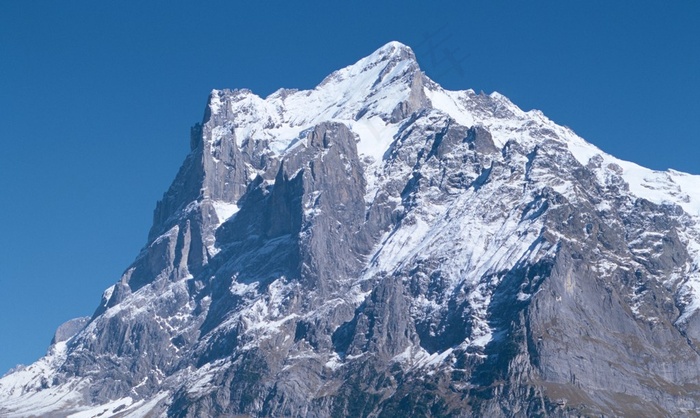 蓝天下的雪山山峰