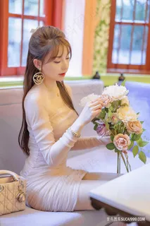 摘花的女生头像小清新可爱刘奕宁写真图片 摘花的女生头像小清新可爱刘奕宁写真图片