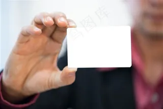 展示手中名片的商务人士高清图片