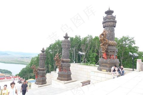 寺庙内的铜柱铜像