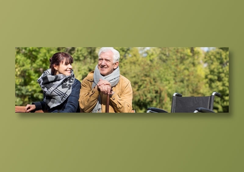 公园里一起聊天的老年人与女孩