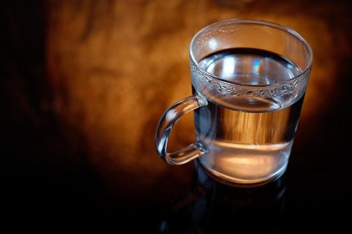 桌子上的一杯水