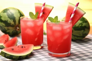 夏日冰西瓜汁饮料海边摄影图