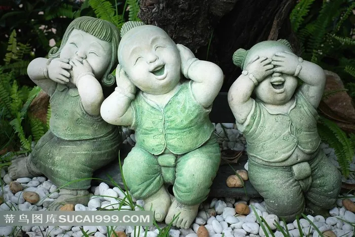河滩上的可爱娃娃雕塑