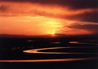 金色天边下的弯曲河道