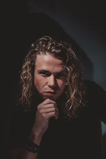 个性长发帅哥图片