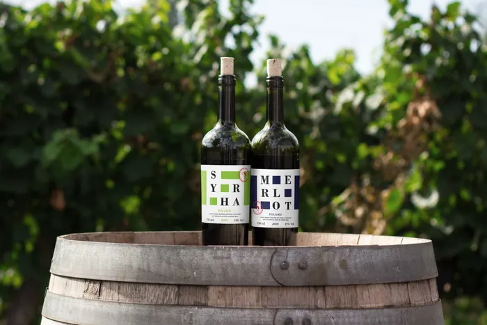 饮品包装瓶户外视觉包装Wine Bottle Mockuppsd模版下载