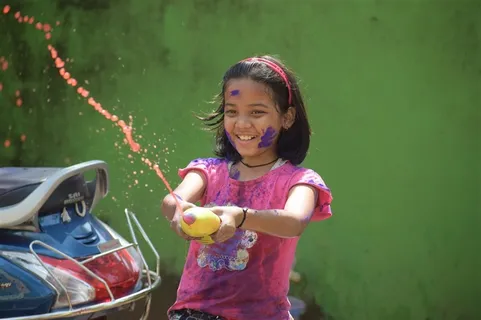 玩得正嗨的外国小女孩