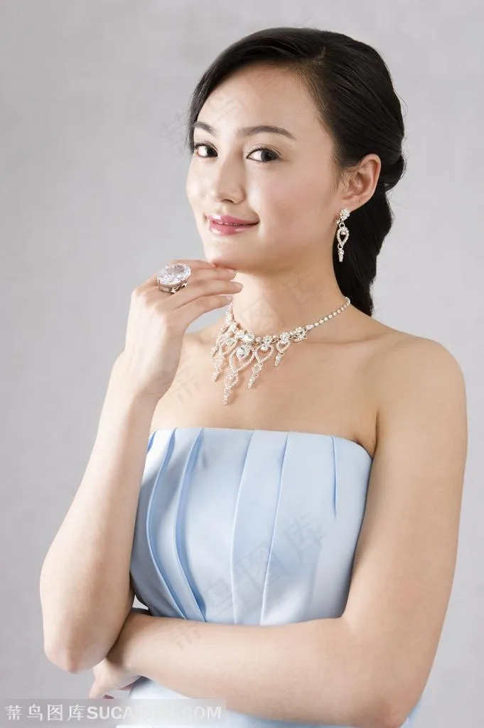 中国婚纱摄影广告素材 穿婚纱托着下巴展示戒指的新娘