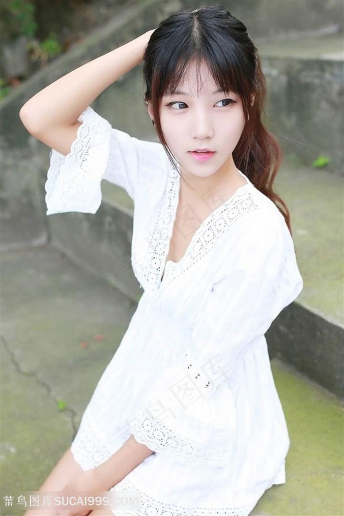 坐在台阶上的高清美女图片