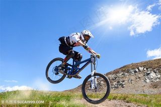 骑山地自行车的男人高清图片