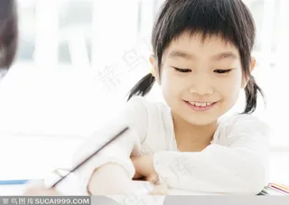 在课桌上学习的小女孩