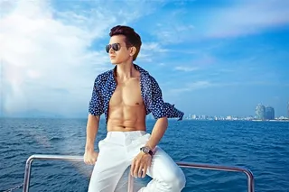 俊男游艇外拍写真图片