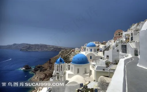 威尼斯圣托里尼岛海岸的白色建筑和蓝色大海