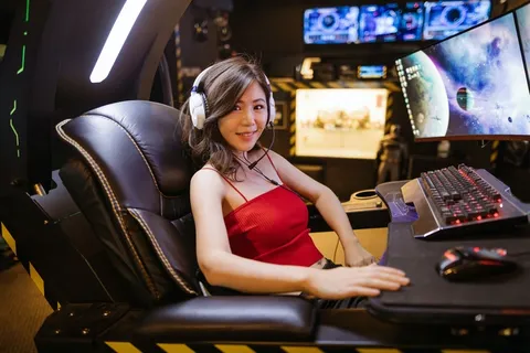 戴耳麦打游戏的女生图片 戴耳麦打游戏的女生图片