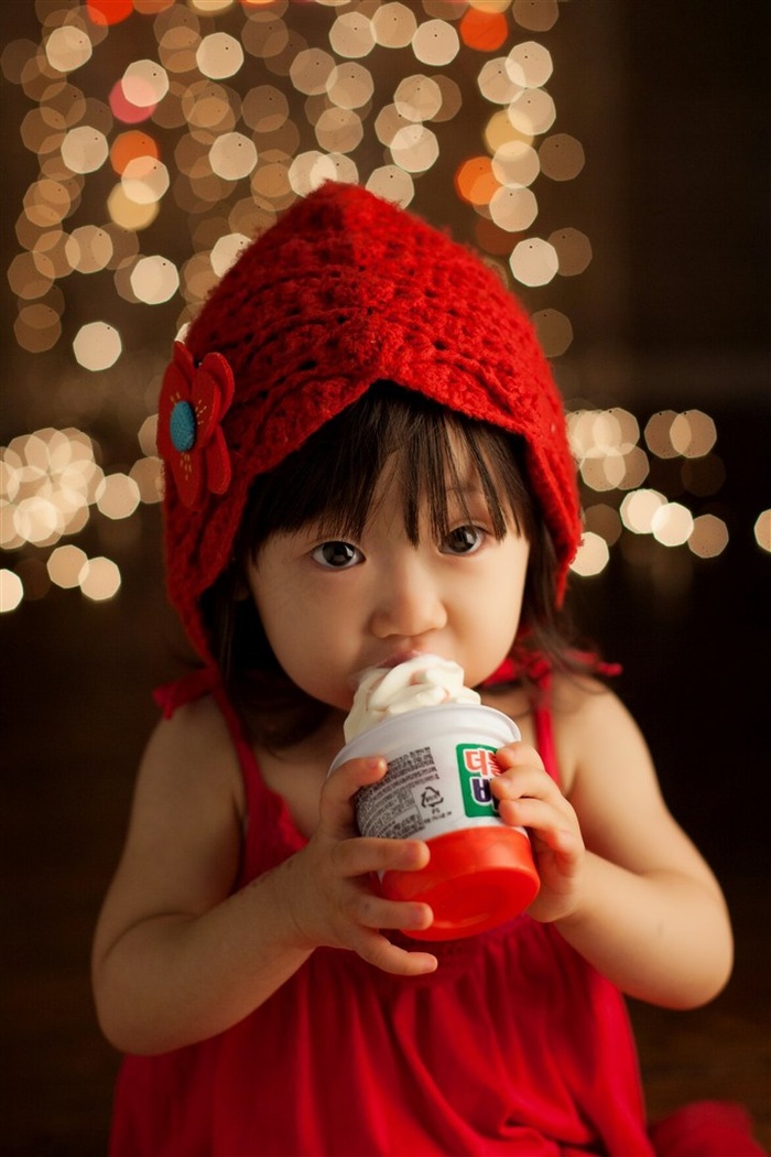 喝饮料的小宝宝