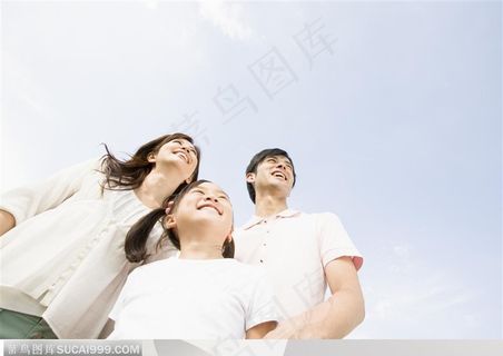 幸福的一家-抬头仰望天空的一家三口