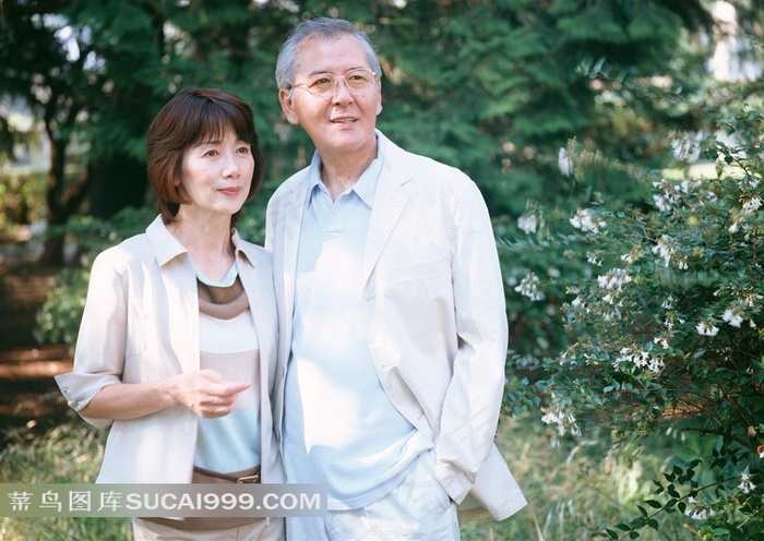 幸福甜美的老夫妻